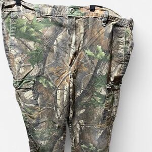 Classic Green and Brown Cargo Pants for Outdoor Adventures